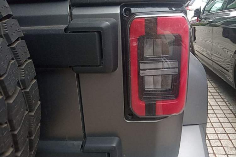 Used BAIC Off-Road BJ40 2023 2.0T Automatic Four-Wheel Drive Ring of the Tower Champion Edition Right Rear Taillight