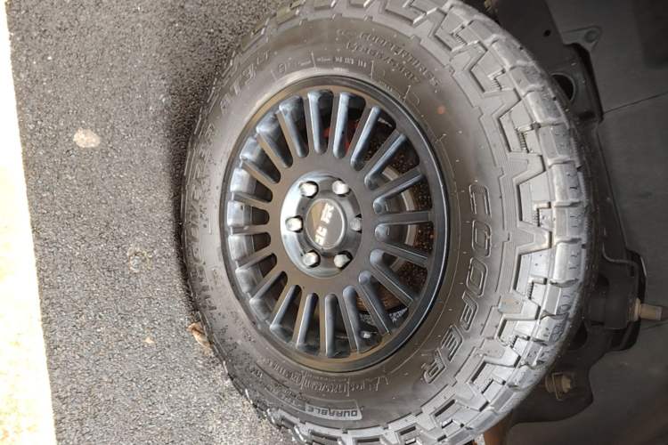 Used BAIC Off-Road BJ40 2023 2.0T Automatic Four-Wheel Drive Ring of the Tower Champion Edition Right Rear Wheel Hub