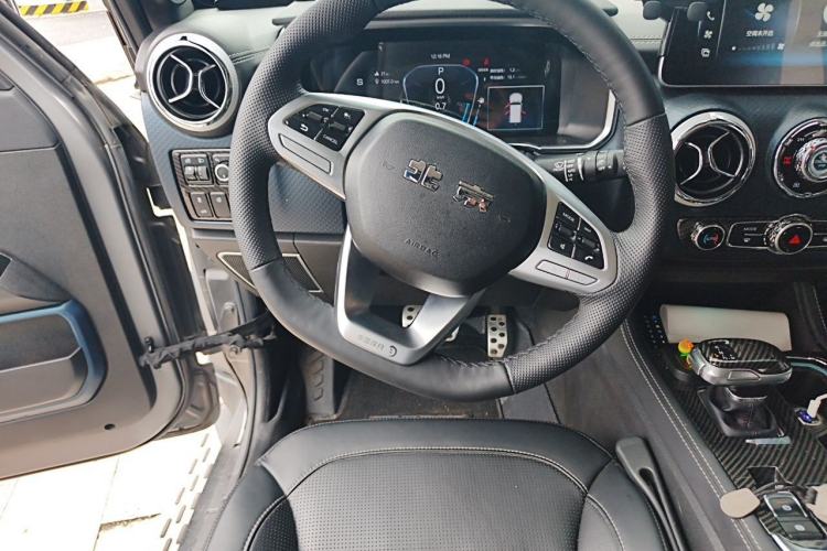 Used BAIC Off-Road BJ40 2023 2.0T Automatic Four-Wheel Drive Ring of the Tower Champion Edition Steering Wheel