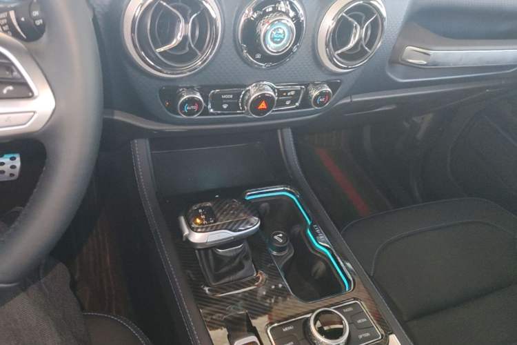 Used BAIC Off-Road BJ40 2023 2.0D Automatic Four-Wheel Drive Blade Hero Edition Adventurer Type Audio And AC Panel