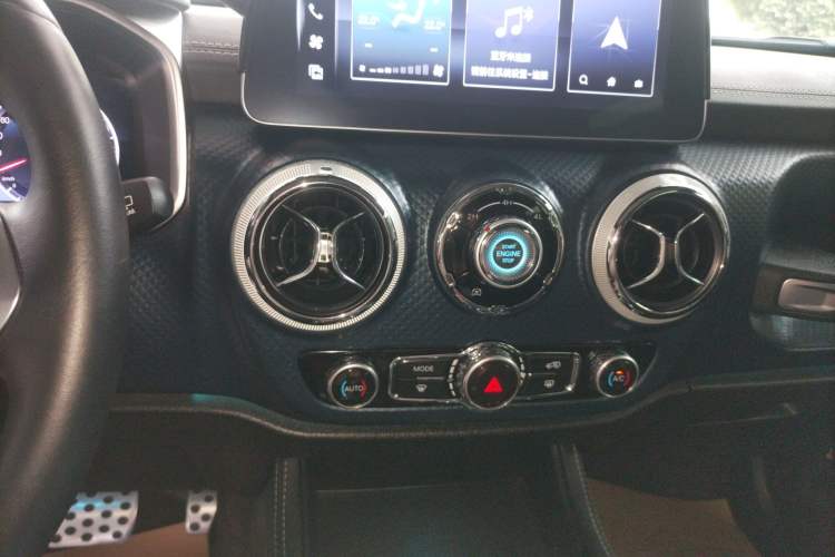 Used BAIC Off-Road BJ40 2023 2.0T Automatic Four-Wheel Drive Urban Hunter Edition Chivalrous Type Audio And AC Panel