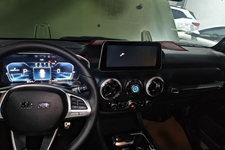 Used BAIC Off-Road BJ40 2023 2.0D Automatic Four-Wheel Drive Blade Hero Edition Adventurer Type (with Front and Rear Electronic Locks) Center Console