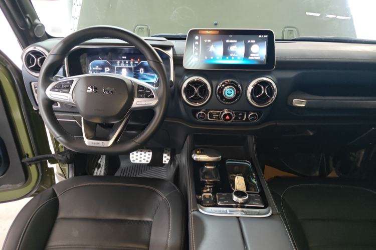 Used BAIC Off-Road BJ40 2023 2.0D Automatic Four-Wheel Drive Blade Hero Edition Adventurer Type (with Front and Rear Electronic Locks) Center Console
