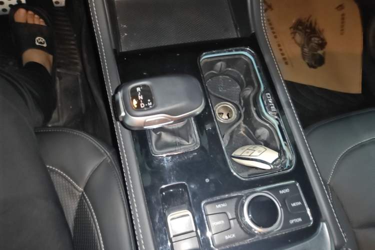 Used BAIC Off-Road BJ40 2023 2.0D Automatic Four-Wheel Drive Blade Hero Edition Adventurer Type (with Front and Rear Electronic Locks) Gear Lever