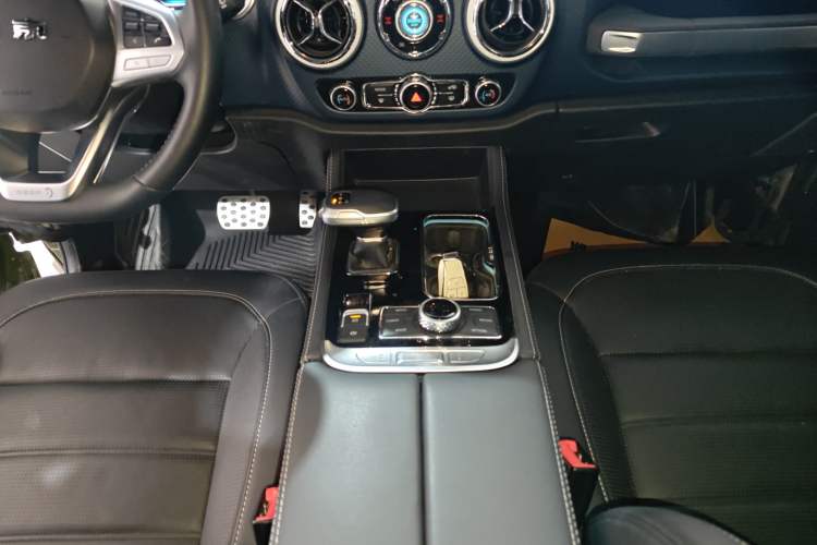 Used BAIC Off-Road BJ40 2023 2.0D Automatic Four-Wheel Drive Blade Hero Edition Adventurer Type (with Front and Rear Electronic Locks) Gear Lever