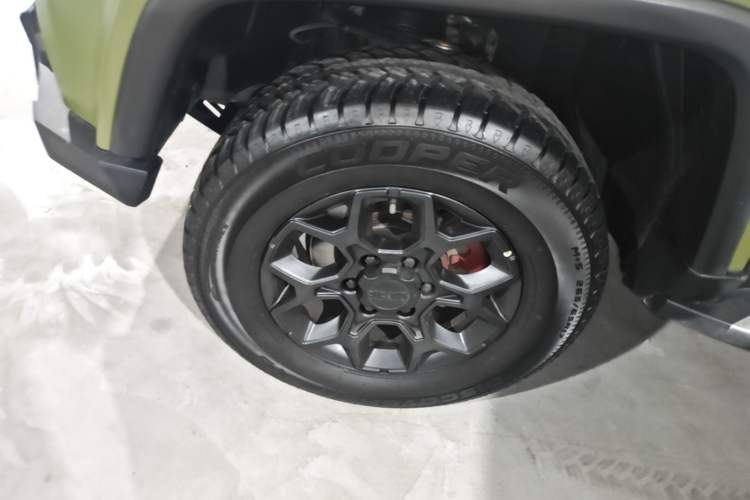 Used BAIC Off-Road BJ40 2023 2.0D Automatic Four-Wheel Drive Blade Hero Edition Adventurer Type (with Front and Rear Electronic Locks) Left Front Wheel Hub