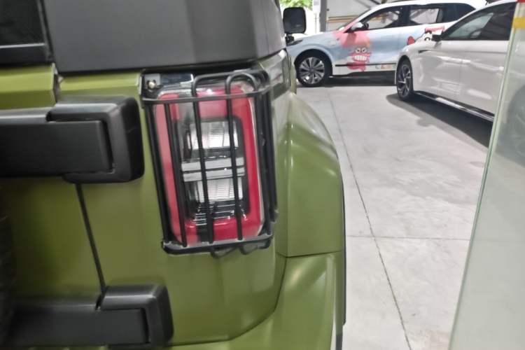 Used BAIC Off-Road BJ40 2023 2.0D Automatic Four-Wheel Drive Blade Hero Edition Adventurer Type (with Front and Rear Electronic Locks) Right Rear Taillight