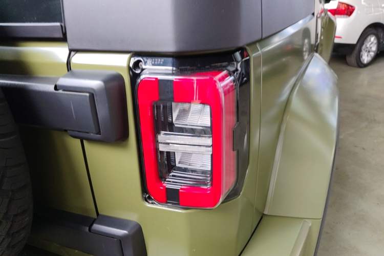 Used BAIC Off-Road BJ40 2023 2.0D Automatic Four-Wheel Drive Blade Hero Edition Adventurer Type Right Rear Taillight