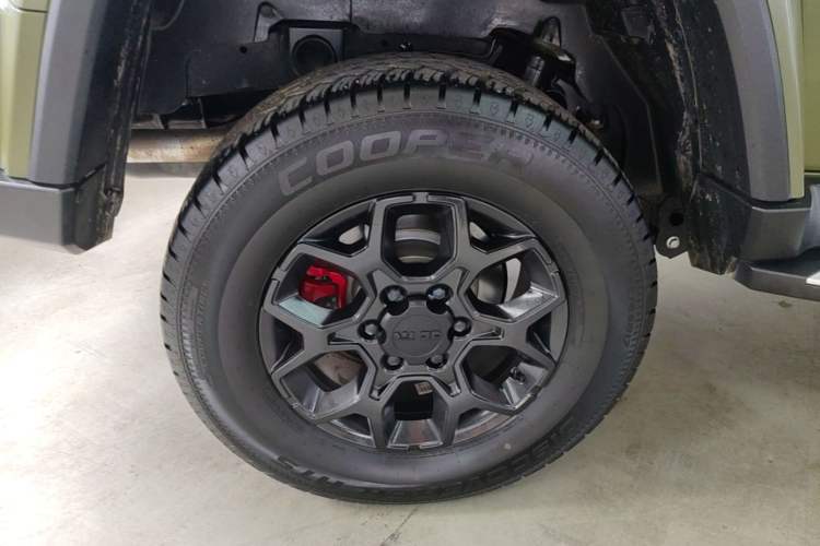 Used BAIC Off-Road BJ40 2023 2.0D Automatic Four-Wheel Drive Blade Hero Edition Adventurer Type Right Rear Wheel Hub