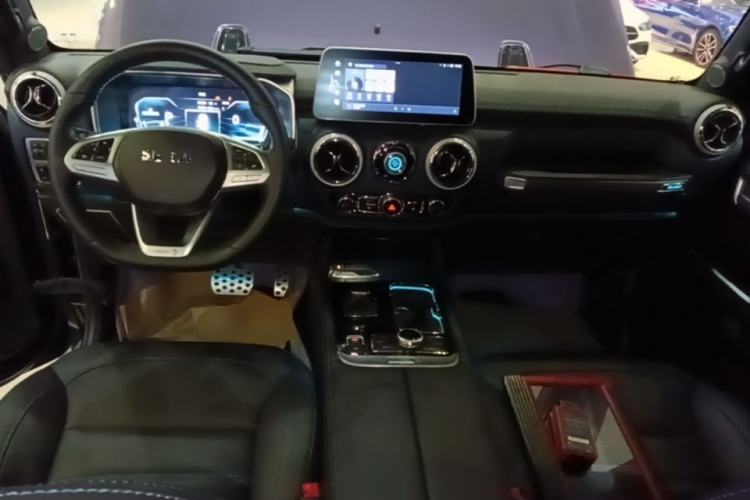 Used BAIC Off-Road BJ40 2023 2.0T Automatic Four-Wheel Drive Urban Hunter Edition Chivalrous Type Center Console