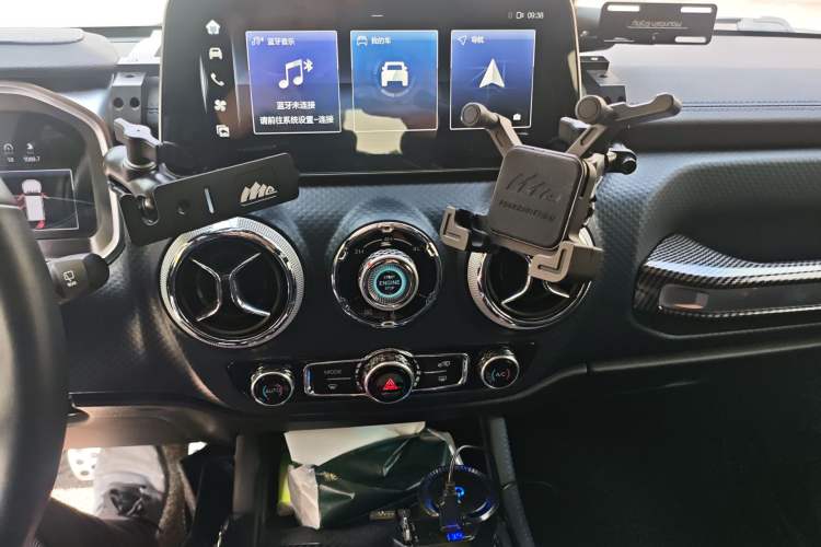 Used BAIC Off-Road BJ40 2023 2.0D Automatic Four-Wheel Drive Blade Hero Edition Adventurer Type Audio And AC Panel