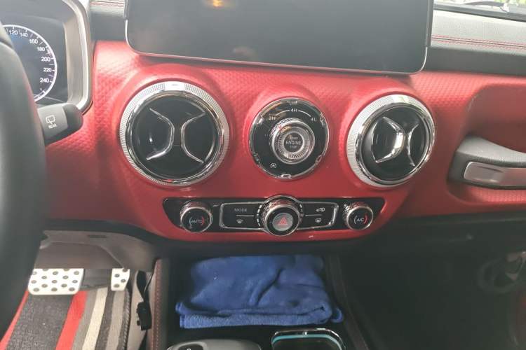 Used BAIC Off-Road BJ40 2023 2.0T Automatic Four-Wheel Drive Urban Hunter Edition Chivalrous Type Audio And AC Panel