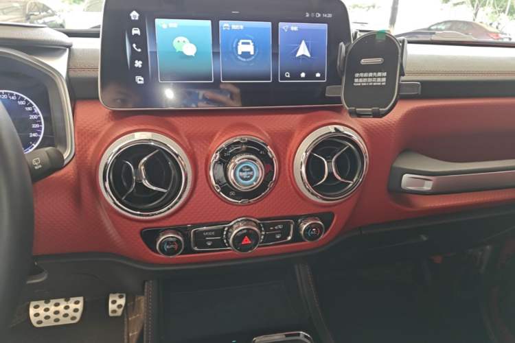Used BAIC Off-Road BJ40 2023 2.0T Automatic Four-Wheel Drive Urban Hunter Edition Chivalrous Type Audio And AC Panel