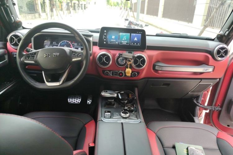 Used BAIC Off-Road BJ40 2023 2.0D Automatic Four-Wheel Drive Blade Hero Edition Adventurer Type (with Front and Rear Electronic Locks) Center Console