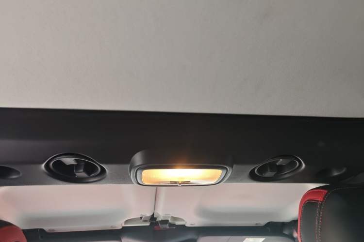 Used BAIC Off-Road BJ40 2023 2.0T Automatic Four-Wheel Drive Urban Hunter Edition Chivalrous Type Headliner