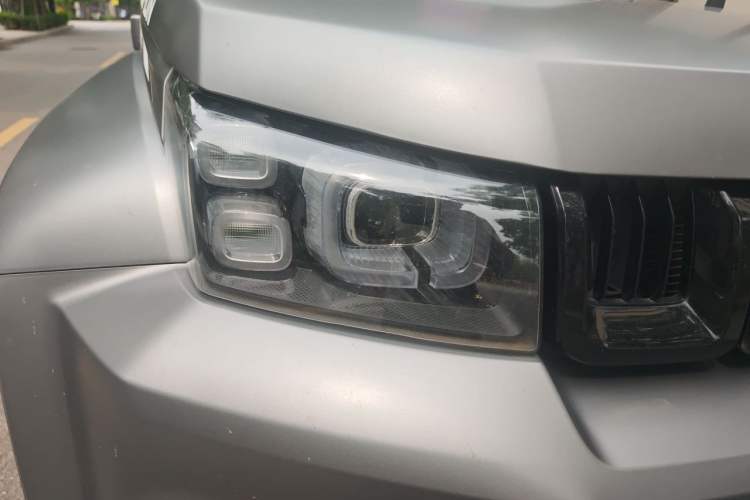 Used BAIC Off-Road BJ40 2023 2.0T Automatic Four-Wheel Drive Ring of the Tower Champion Edition Right Front Headlight