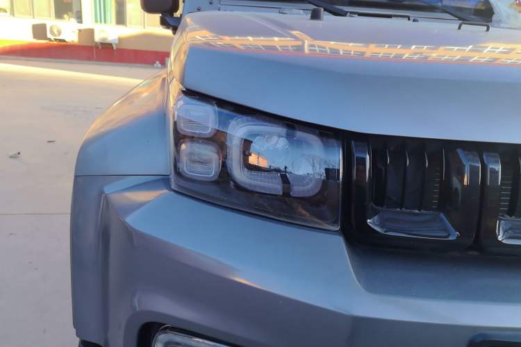 Used BAIC Off-Road BJ40 2023 2.0T Automatic Four-Wheel Drive Ring of the Tower Champion Edition Right Front Headlight