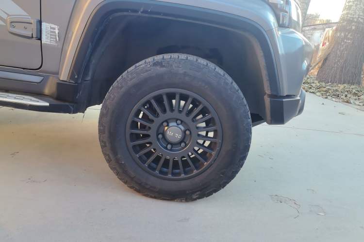 Used BAIC Off-Road BJ40 2023 2.0T Automatic Four-Wheel Drive Ring of the Tower Champion Edition Right Front Wheel Hub