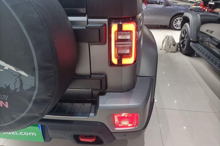 Used BAIC Off-Road BJ40 2023 2.0T Automatic Four-Wheel Drive Ring of the Tower Champion Edition Right Rear Taillight