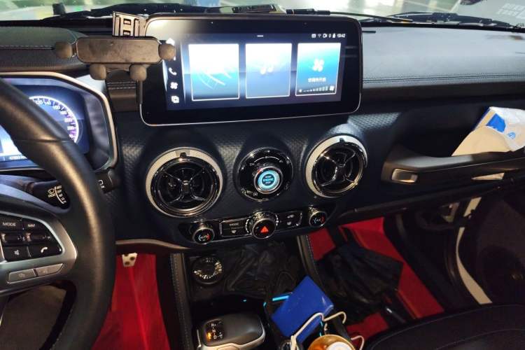 Used BAIC Off-Road BJ40 2023 2.0T Automatic Four-Wheel Drive Urban Hunter Edition Chivalrous Type Audio And AC Panel