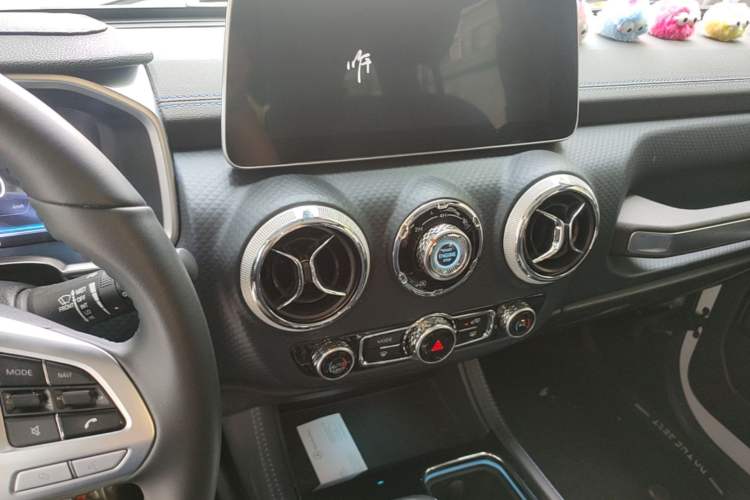 Used BAIC Off-Road BJ40 2023 2.0D Automatic Four-Wheel Drive Blade Hero Edition Adventurer Type Audio And AC Panel