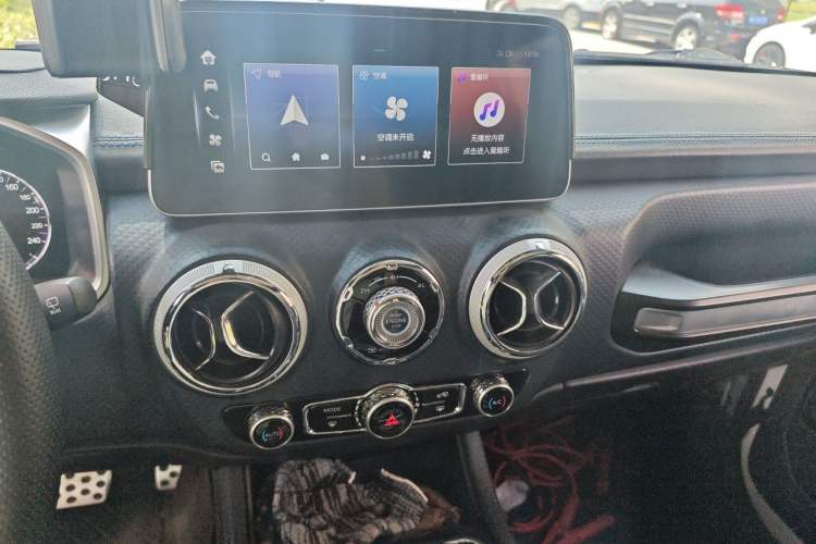 Used BAIC Off-Road BJ40 2023 2.0D Automatic Four-Wheel Drive Blade Hero Edition Adventurer Type Audio And AC Panel
