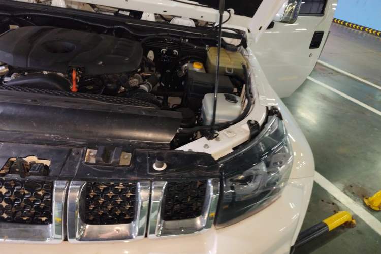 Used BAIC Off-Road BJ40 2023 2.0T Automatic Four-Wheel Drive Urban Hunter Edition Chivalrous Type Engine Bay Left
