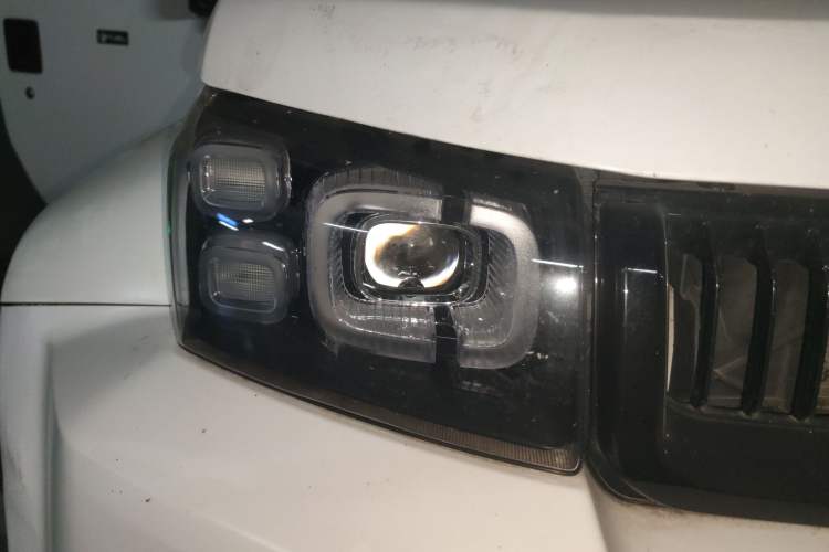 Used BAIC Off-Road BJ40 2023 2.0D Automatic Four-Wheel Drive Blade Hero Edition Adventurer Type Right Front Headlight