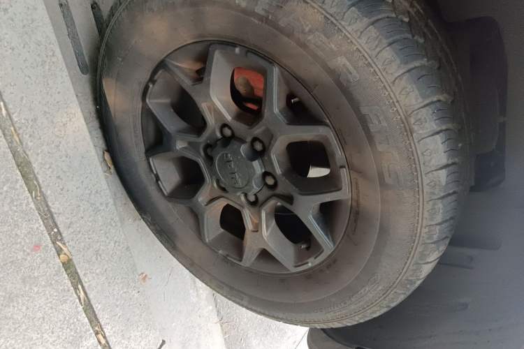 Used BAIC Off-Road BJ40 2023 2.0D Automatic Four-Wheel Drive Blade Hero Edition Adventurer Type Right Front Wheel Hub