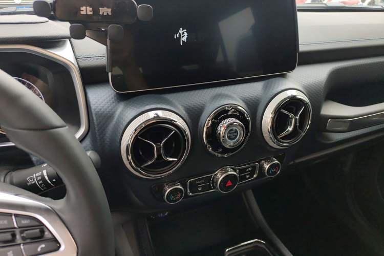 Used BAIC Off-Road BJ40 2024 2.0D Blade Hero Glory Edition Audio And AC Panel