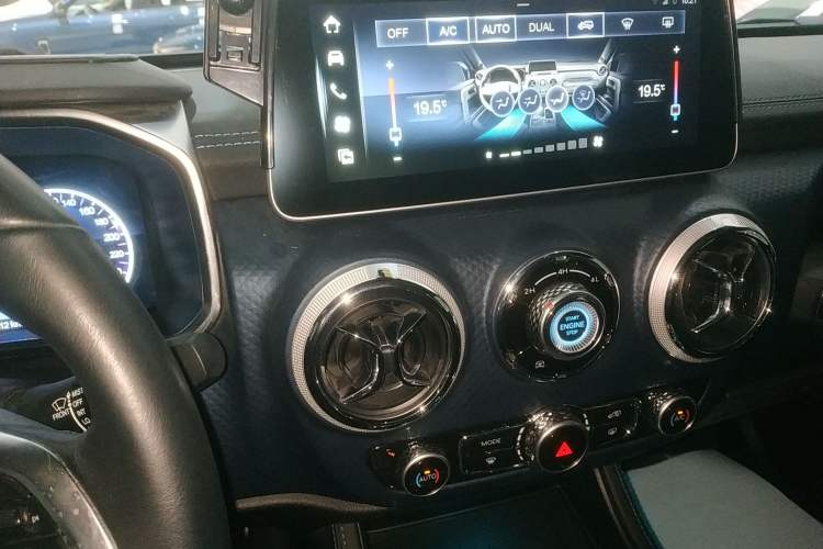 Used BAIC Off-Road BJ40 2024 2.0D Blade Hero Glory Edition Audio And AC Panel