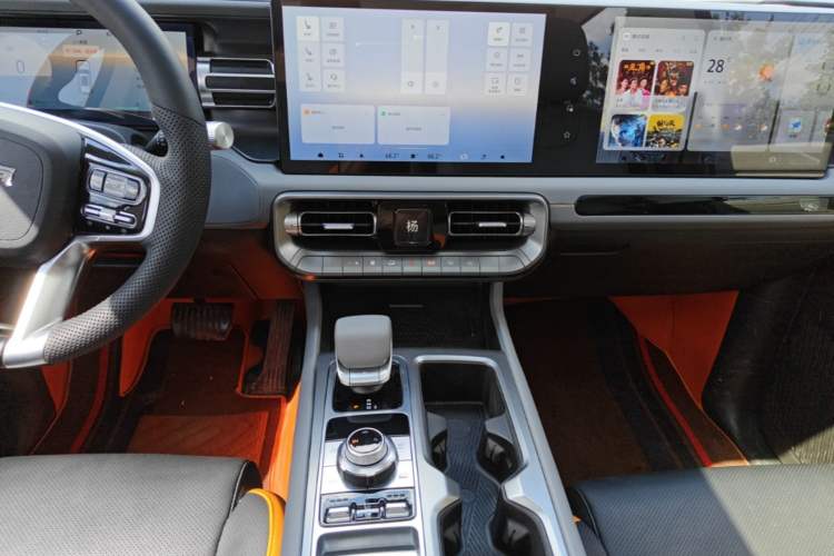 Used BAIC Off-Road BJ40 2024 2.0T All-New Urban Hunter Edition Chivalrous Style Audio And AC Panel