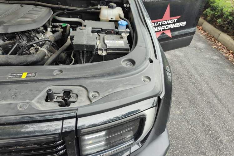 Used BAIC Off-Road BJ40 2024 2.0T All-New Urban Hunter Edition Chivalrous Style Engine Bay Left