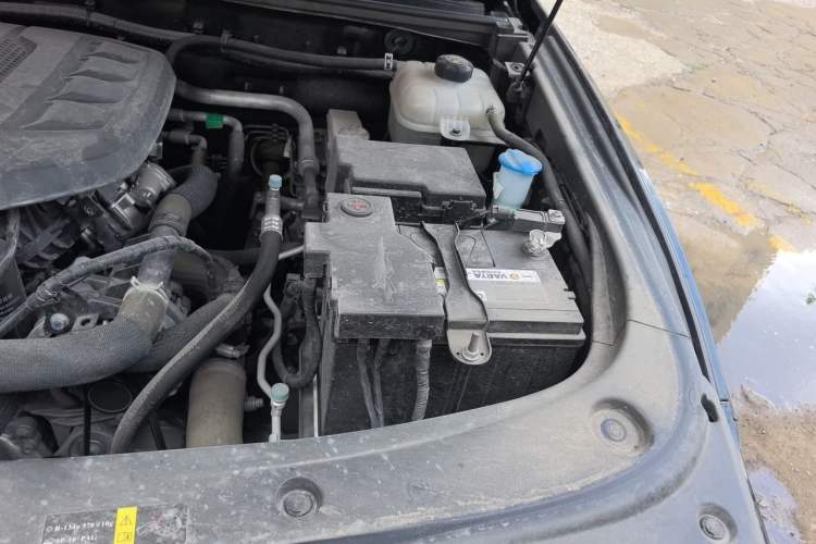 Used BAIC Off-Road BJ40 2024 2.0T All-New Urban Hunter Edition Ultimate Version Engine Bay Left