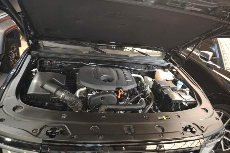 Used BAIC Off-Road BJ40 2024 2.0T All-New Urban Hunter Edition Chivalrous Style Engine Bay