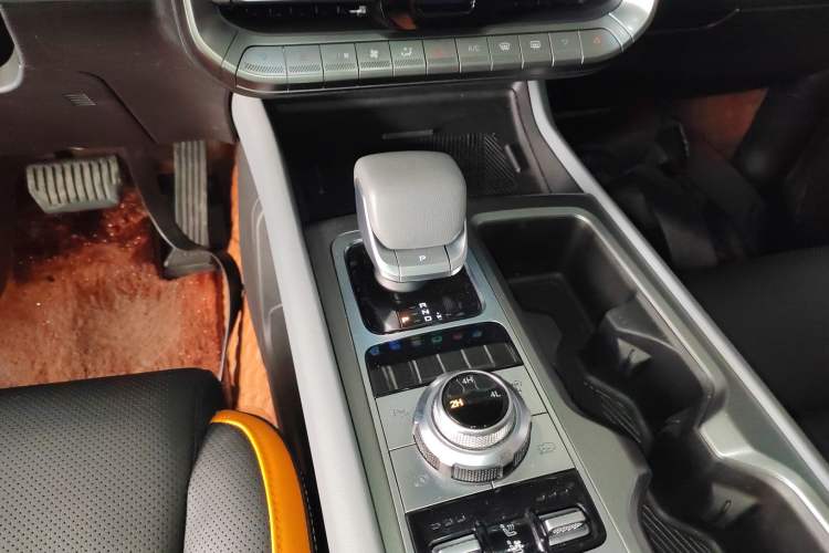 Used BAIC Off-Road BJ40 2024 2.0T All-New Urban Hunter Edition Chivalrous Style Gear Lever