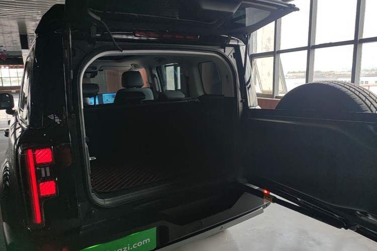 Used BAIC Off-Road BJ40 2024 2.0T All-New Urban Hunter Edition Chivalrous Style Trunk