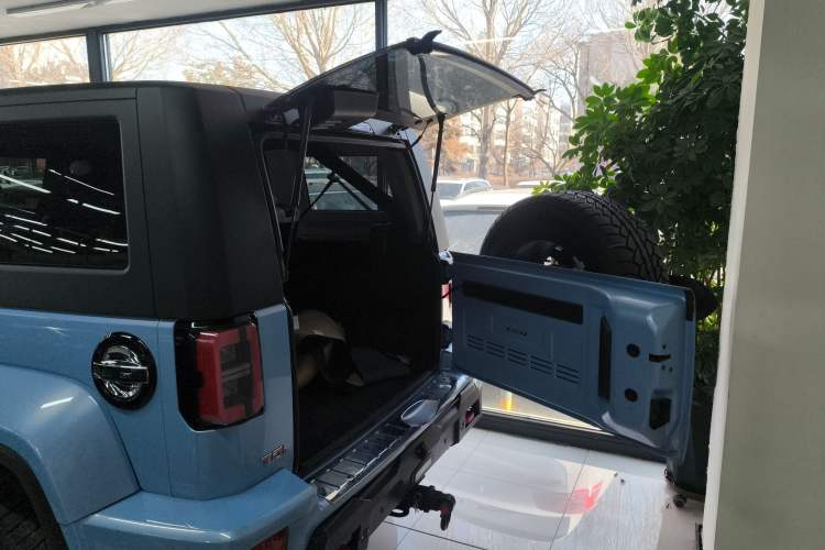 Used BAIC Off-Road BJ40 2024 2.0D Blade Hero Glory Edition Trunk