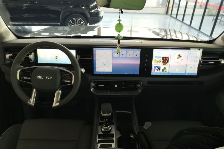 Used BAIC Off-Road BJ40 2024 2.0T All-New Urban Hunter Edition Pioneer Type Center Console