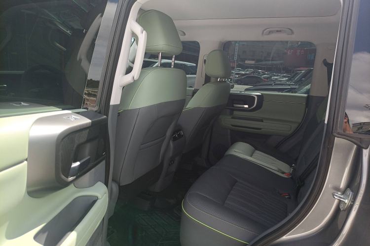 Used BAIC Off-Road BJ40 2024 2.0T All-New Urban Hunter Edition Chivalrous Style Interior 4