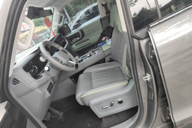 Used BAIC Off-Road BJ40 2024 2.0T All-New Urban Hunter Edition Chivalrous Style Left Front Seat