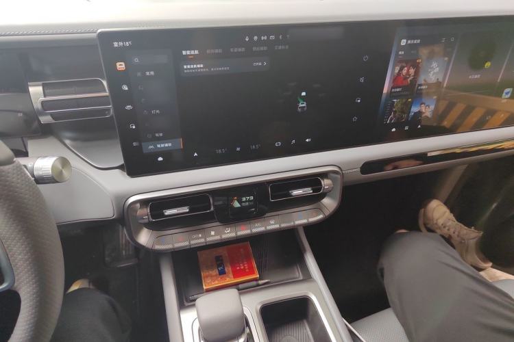 Used BAIC Off-Road BJ40 2024 2.0T All-New Urban Hunter Edition Chivalrous Style Audio And AC Panel