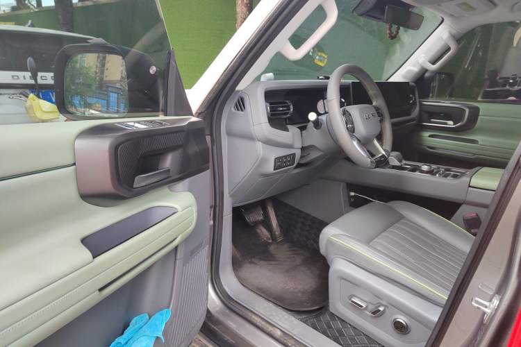 Used BAIC Off-Road BJ40 2024 2.0T All-New Urban Hunter Edition Chivalrous Style Interior 3