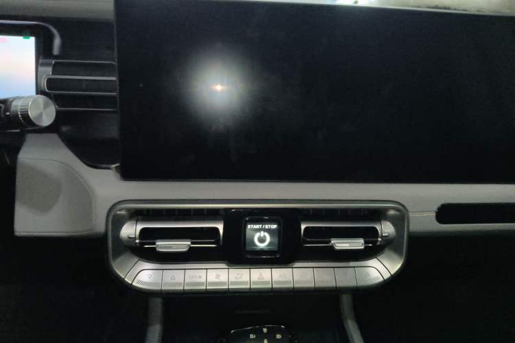 Used BAIC Off-Road BJ40 2024 2.0T All-New Urban Hunter Edition Chivalrous Style Audio And AC Panel