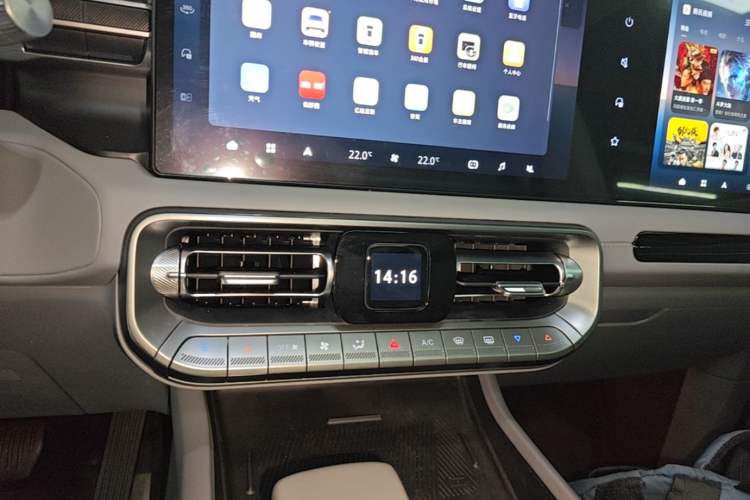 Used BAIC Off-Road BJ40 2024 2.0T All-New Urban Hunter Edition Chivalrous Style Audio And AC Panel