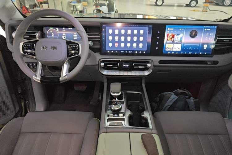 Used BAIC Off-Road BJ40 2024 2.0T All-New Urban Hunter Edition Chivalrous Style Center Console