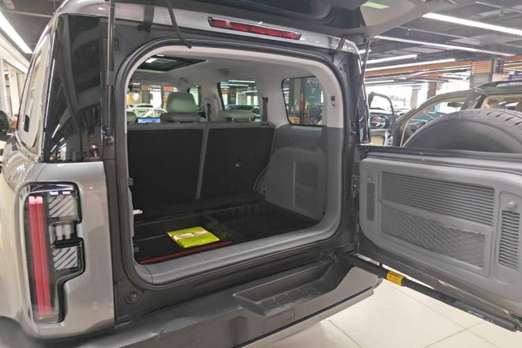Used BAIC Off-Road BJ40 2024 2.0T All-New Urban Hunter Edition Chivalrous Style Trunk