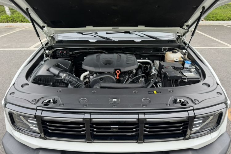 Used BAIC Off-Road BJ40 2024 2.0T All-New Urban Hunter Edition Chivalrous Style Engine Bay