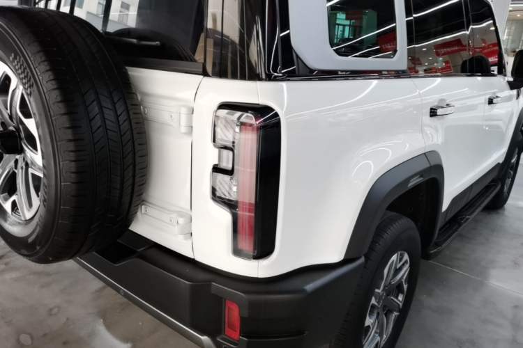 Used BAIC Off-Road BJ40 2024 2.0T All-New Urban Hunter Edition Chivalrous Style Exterior 3