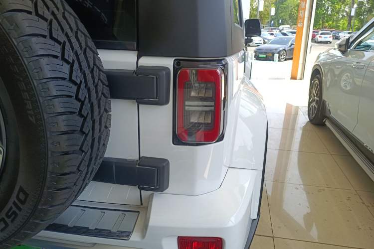Used BAIC Off-Road BJ40 2024 2.0T Urban Hunter Honor Edition Exterior 3